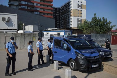Mai mulți jandarmi se află pe șantierul din sectorul 4 | Foto: Inquam Photos / Octav Ganea