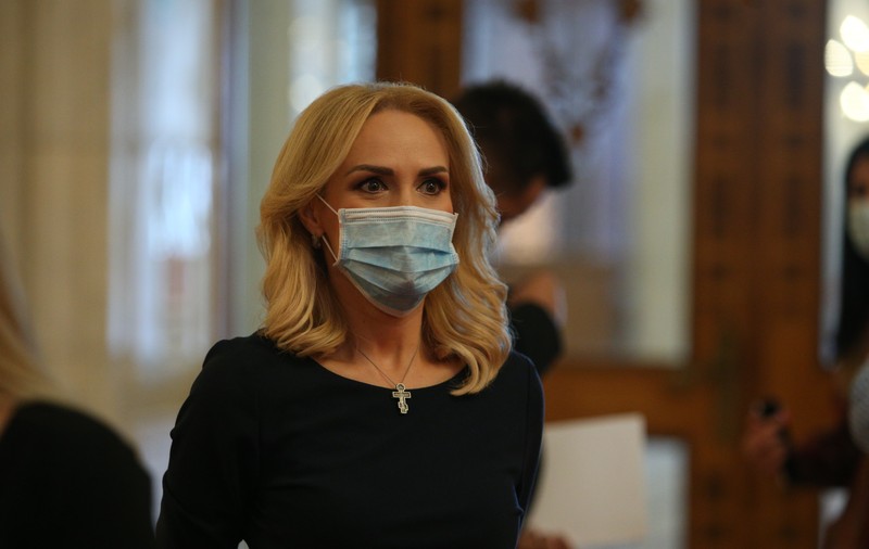 Gabriela Firea: “Fratele domnului Nicuşor Dan îmi transmite mie mesaje de ameninţare”