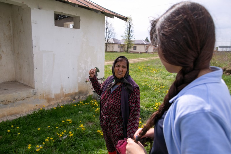 O localnică explică modul în care s-a petrecut accidentul la școală. / Foto: Vlad Chirea