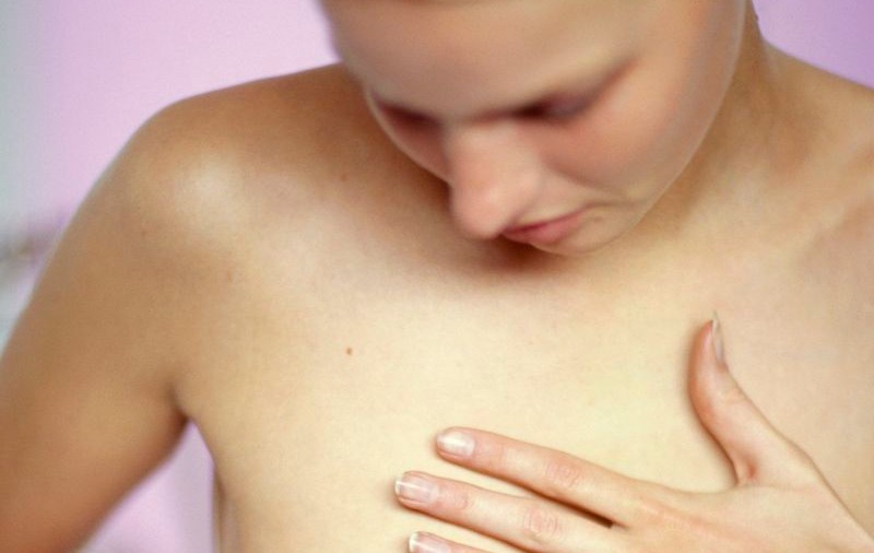 10.000 de românce sunt diagnosticate ANUAL cu cancer mamar. Vezi cum recunoşti simptomele cancerului la sân! | VIDEO