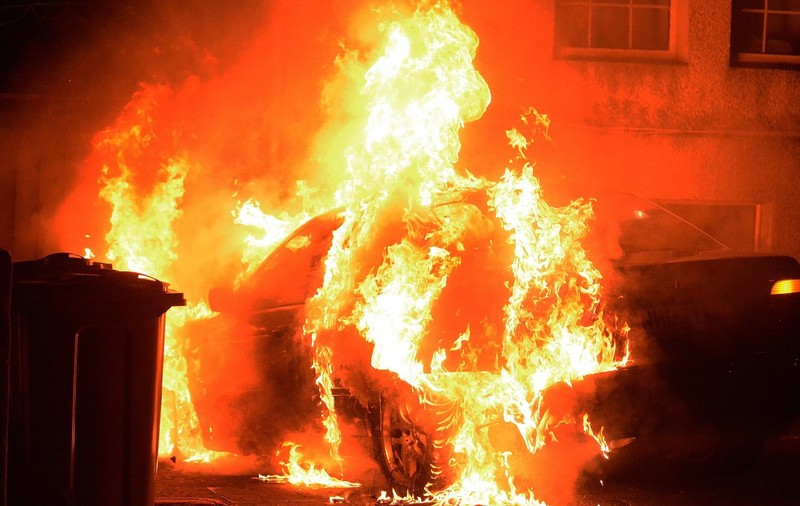 Patru autoturisme au fost distruse complet într-un incendiu din Arad. Fațada unui bloc și alte patru mașini, deteriorate de flăcări | VIDEO