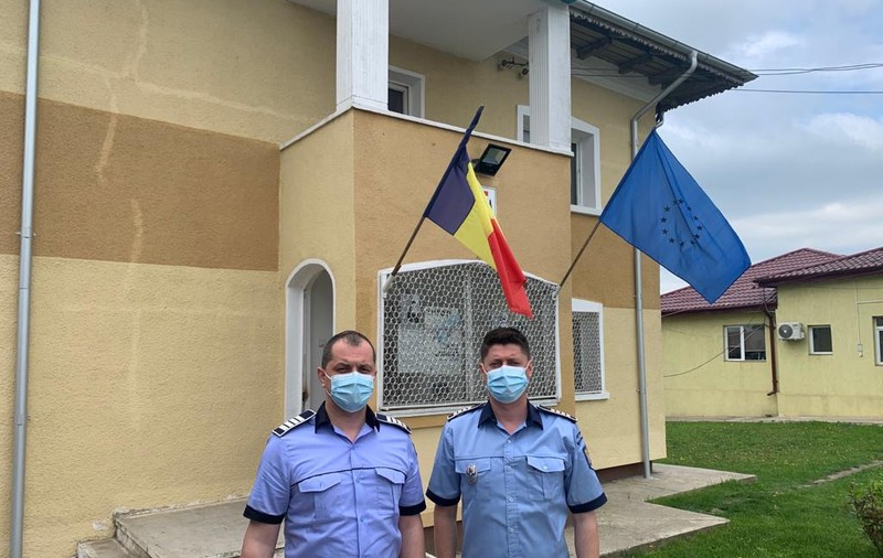 Bărbat căzut lângă casă, salvat de doi polițiști aflați în patrulare. Își secționase o arteră în gardul de fier