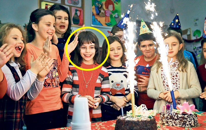 Adriana Iliescu, «mama-record», i-a organizat ieri fiicei sale, Eliza, o superpetrecere. Uite cum arată micuţa la 9 ani!
