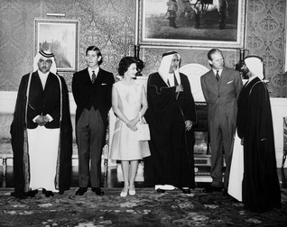 Imagine din iulie 1969, când șeicul Mohammed (primul din dreapta) vorbea cu regina Elisabeta a II-a a Marii Britanii. În fotografia realizată la Palatul Buckingham mai apar prințul Philip, soțul reginei, și prințul Charles (al doilea din stânga imaginii). Foto: Profimedia