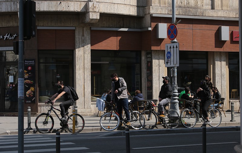 Bicicliștii au prioritate la centrul de vaccinare drive-thru din Deva, pentru a marca Vinerea Verde
