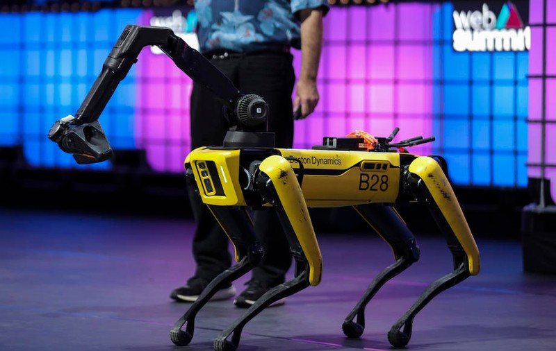 VIDEO|Adam Savage, unul dintre foștii prezentatori ai emisiunii „Mythbusters”, a construit o trăsură trasă de un robot de la Boston Dynamics