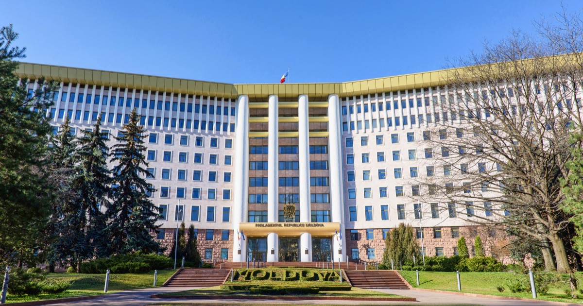 Parlamentul Moldovei într-o zi senină