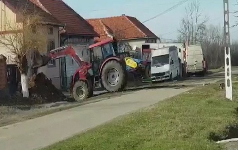 Cum s-a răzbunat un primar din Timiș pe un localnic care a aruncat molozul pe câmp. La final, îi dă și amendă