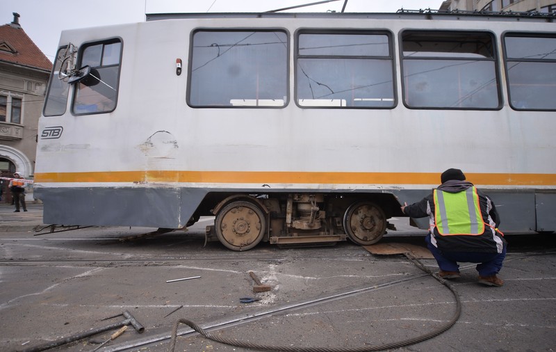 Un tramvai a lovit cinci mașini, în Sectorul 5 din București. Vatmanul a fugit de la locul accidentului