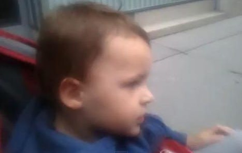 O fetiţă de doi ani recunoaşte mărcile de maşini de pe stradă | VIDEO