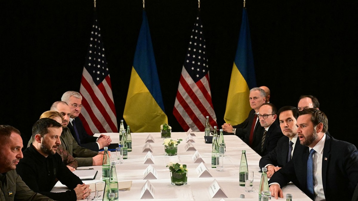 Delegația ucraineană, cu Volodimir Zelenski (al doilea din stânga) și delegația americană, cu JD Vance (primu din dreapta), în prim-plan la o întrevedere la Munchen Foto: Profimedia