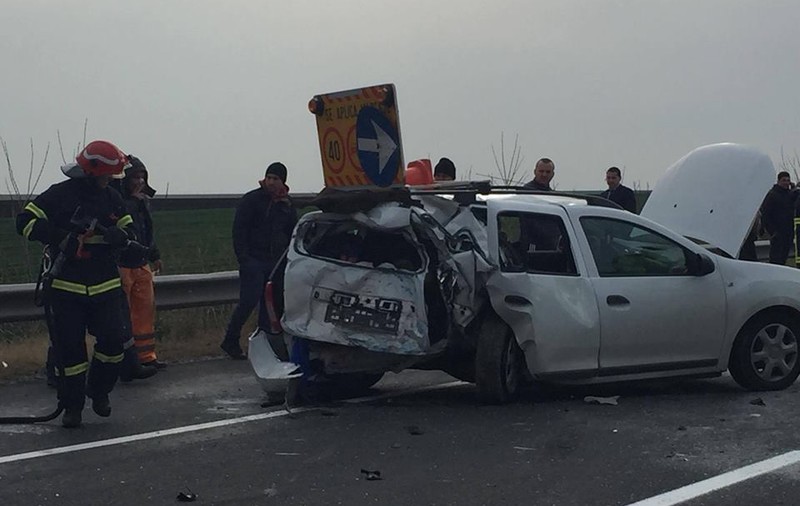 Muncitor de la Drumuri Naționale, rănit după ce mașina cu care făcea marcaje pe DN 2 E 85 a fost lovită de o autoutilitară| FOTO