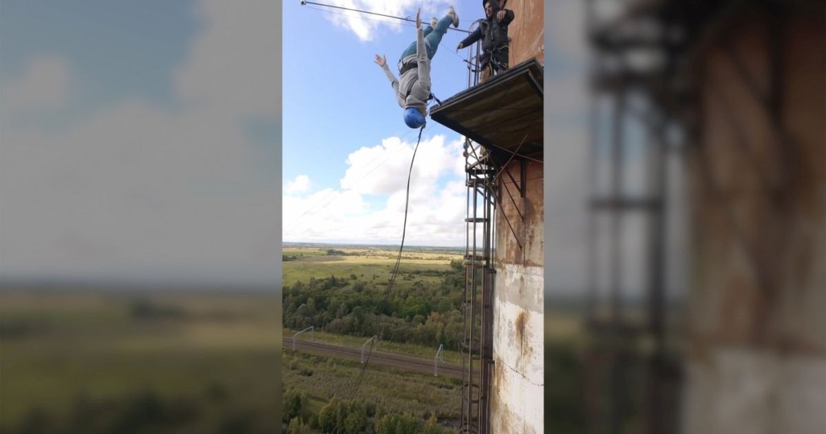 Fanatică ă sporturilor extreme, Elizaveta Gushchina, în vârstă de 45 de ani, pe platforma de pe care ulterior „a alunecat și a căzut” de la o înălțime de 86 de metri, provocându-și moartea, august 2025
