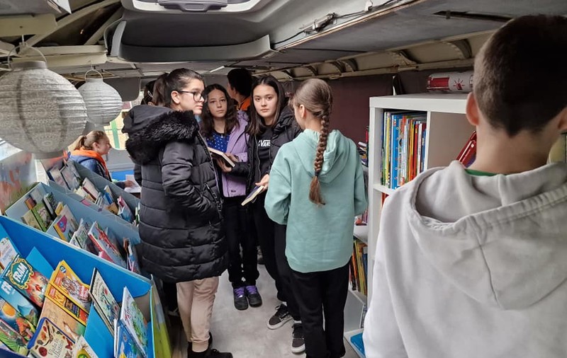 Învățătoarea de la țară care a făcut o bibliotecă într-un autobuz scos din uz