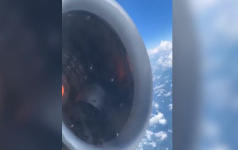 VIDEO | Momentul terifiant în care motorul unui avion se dezintegrează în timpul zborului. Aeronava cu 150 de pasageri a aterizat de urgență