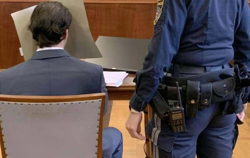 Cum se apără un român judecat pentru o crimă oribilă, cu ciocanul, în Austria. S-a dus la patru ace la proces: „Era ca propria mea bunică”