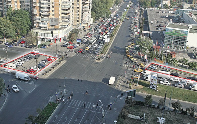 Intersecţiile din Capitală, târguri gratuite de maşini | Autoturismele stau aici cu lunile, ocupând trotuarele, fără ca vânzătorii să plătească vreo taxă