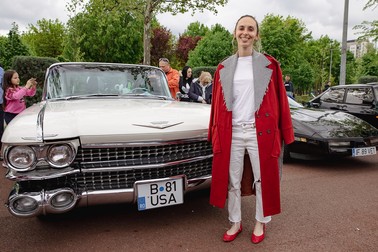 Pe Roxana Năstase o fascinează un Cadillac alb