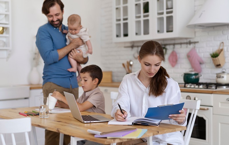 O familie din România trebuie să cheltuiască lunar 2.070 de euro pentru un trai normal. Standardul de viață s-a dublat în ultimii 10 ani