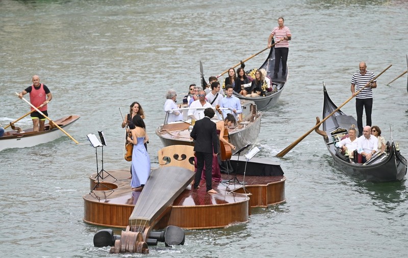 Spectacol inedit de muzică clasică pe canalele Veneției. „Vioara lui Noe”, instalația care omagiază victimele de COVID