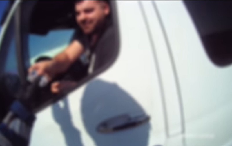 Șofer prins vorbind la telefon la volan, în Timiș: Polițistul: „Stimată doamnă, vă rog să-l lăsați pe soțul dumneavoastră să conducă liniștit”
