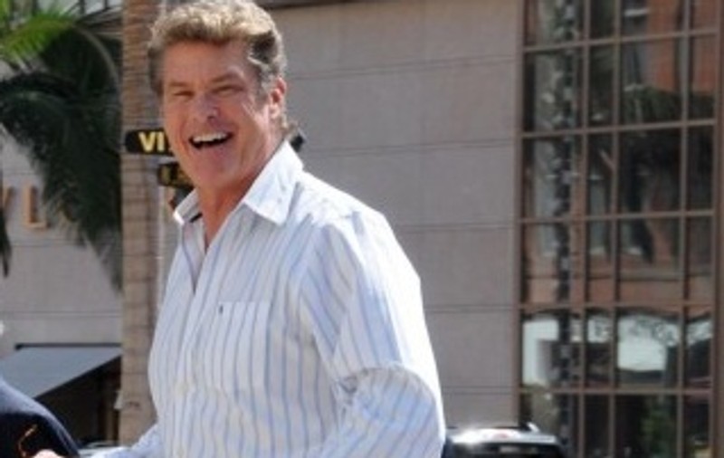 David Hasselhoff revine pe micul ecran