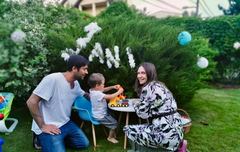 Cum se relaxează Adela Popescu și Radu Vâlcan în Cipru. „Și? Zici că dorm ăștia mici?”
