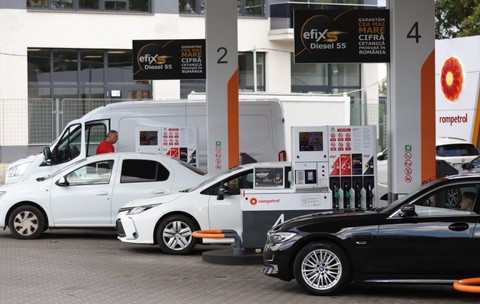 Mai multe mașini sunt într-o benzinărie Rompetrol din București, 14 septembrie 2026. Poză cu caracter ilustrativ. Foto: Libertatea/ Dumitru Angelescu