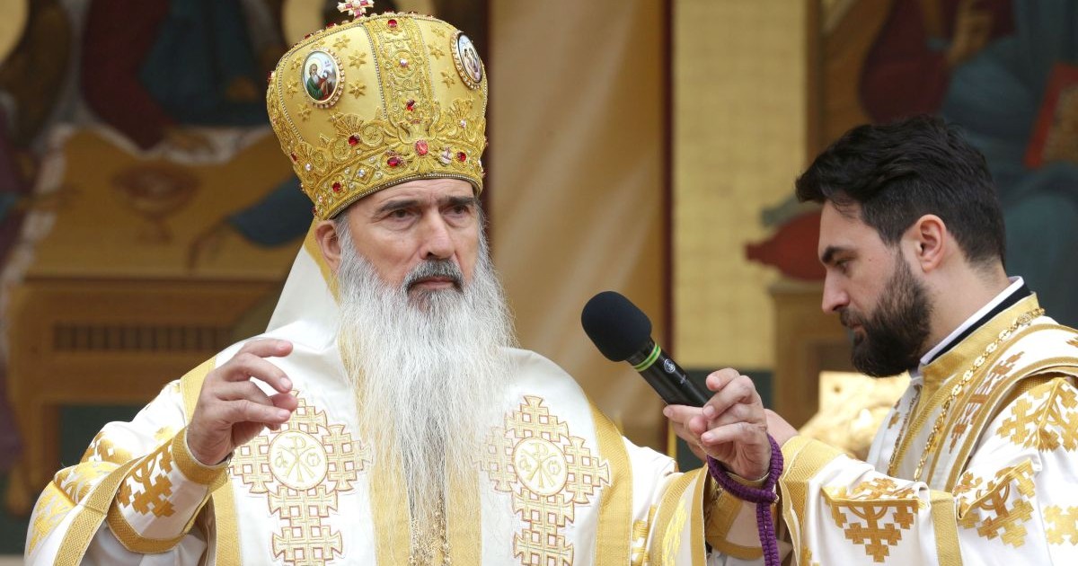 Inaltpreasfintitul Parinte Teodosie, Arhiepiscopul Tomisului, în timpul unei slujbe. Este îmbrăcat în haine bisericești, iar lângă el este un alt preot care îi ține microfonul