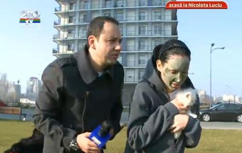 Măruţă i-a dus Nicoletei Luciu trei iepuri, trei câini, trei pisici, trei papagali şi trei raţe | Foto
