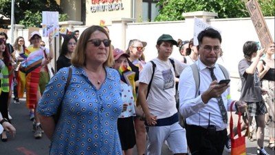 ambasadoarea Olandei, Willemijn van Haaften, la Oradea Pride, alături de activistul Victor Ciobotaru. 26 iulie 2025