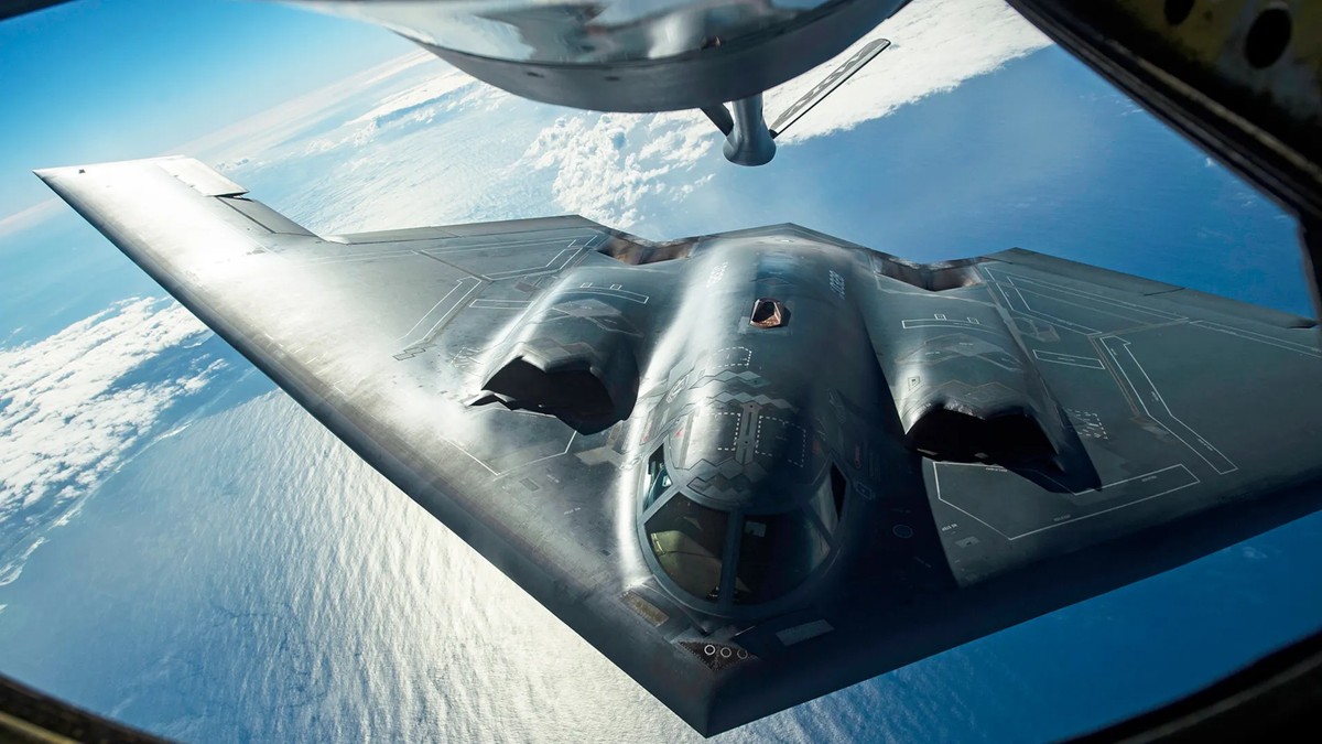 Bombardier B2 spirit în zbor deasupra oceanului