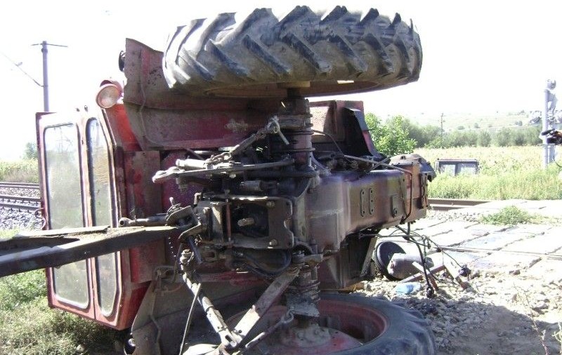 Un tractorist s-a răsturnat într-o prăpastie în județul Vaslui. Era în comă alcoolică și n-avea permis