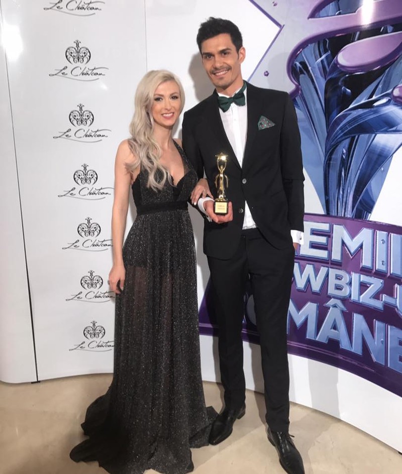 Iubitul Andreei Bălan gătește la bustul gol