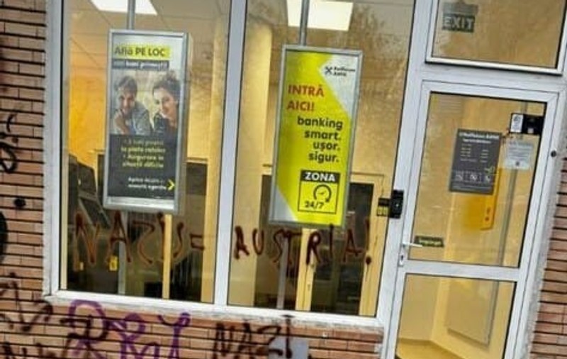 O sucursală Raiffeisen Bank din Cluj, vandalizată cu mesaje împotriva Austriei. Poliția a deschis o anchetă