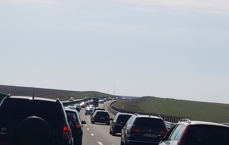 Aglomerație pe Autostrada Soarelui din cauza mai multor accidente. Se circulă bară la bară, pe ambele sensuri
