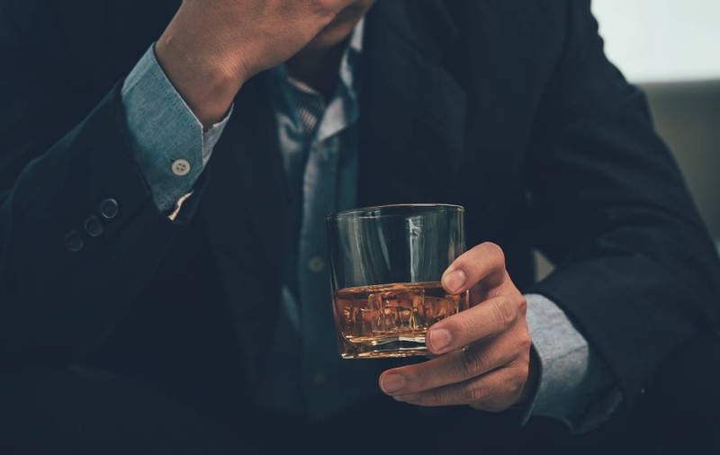 Modul în care se declanșează dependența de alcool. Soluția specialiștilor pentru blocarea adicției