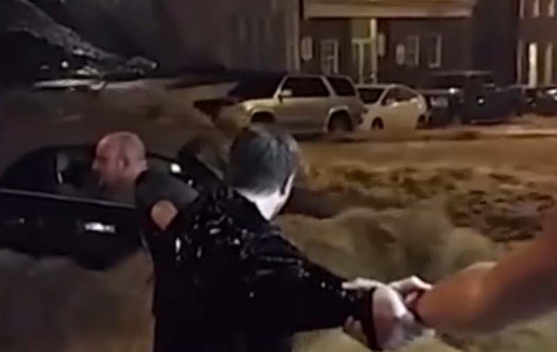 Inundații în SUA: Lanț uman pentru salvarea unei femei ce risca să fie luată de puhoaie | VIDEO