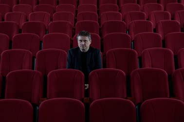 Regizorul Cristian Mungiu, fotografiat pentru Libertatea, după premiera filmului „R.M.N.”, care a avut loc la Căminul Cultural din Ditrău, județul Harghita, 3 iunie 2022. În 2020, în jur de 200 de localnici din Ditrău, județul Harghita, s-au revoltat fiindcă la fabrica de pâine din localitate au fost aduși doi muncitori din Sri Lanka. Acest episod i-a fost inspirație regizorului român care a ținut să-și proiecteze filmul și în localitate. Foto: Vlad Chirea