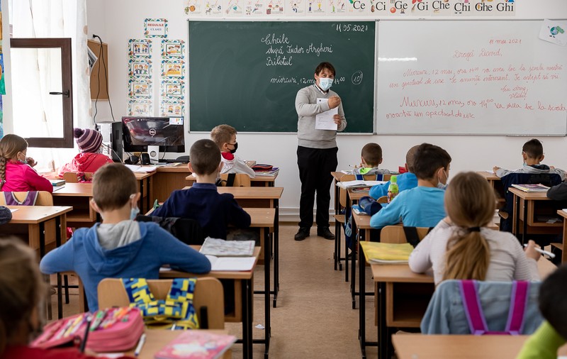 DOCUMENT. Ordinul privind începerea școlii, aprobat. Elevii merg la cursuri până când rata de infectare depășește 6 la mie