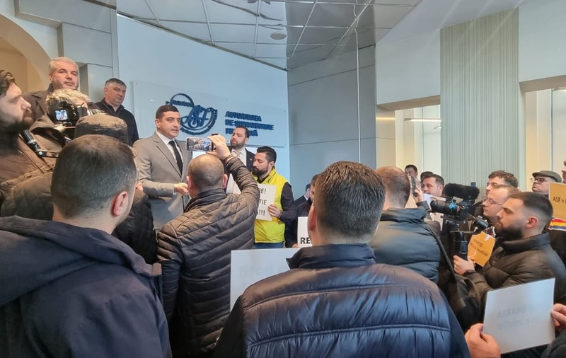 Protest AUR la sediul ASF. George Simion a primit explicații de la șeful instituției