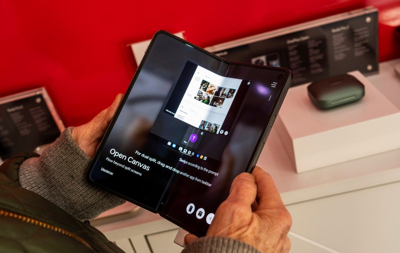 OnePlus va lansa cel mai subțire telefon pliabil din lume