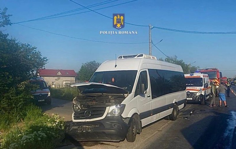 Cinci oameni răniți pe DN71, la Bâldana, în Dâmbovița, după ce un autoturism şi un microbuz s-au ciocnit. A fost activat Planul roşu de intervenţie