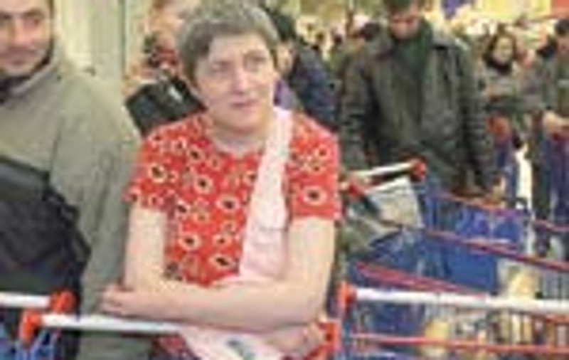 Doua ore, la coada in supermarket