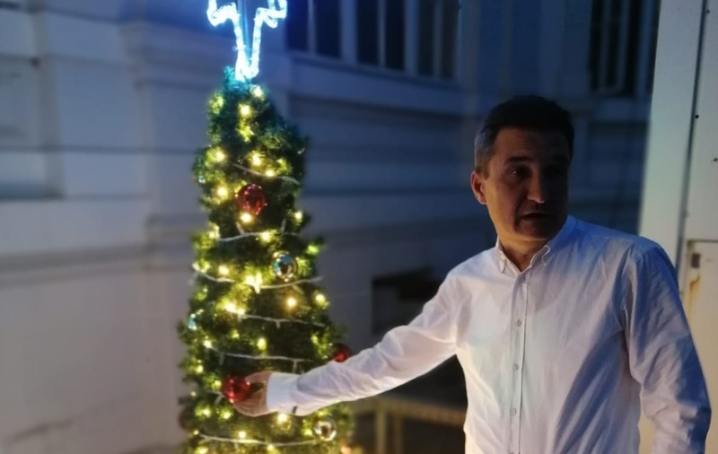 Primarul Aradului studiază modele de brazi în mijlocul verii: „N-a venit Crăciunul, dar ne pregătim”