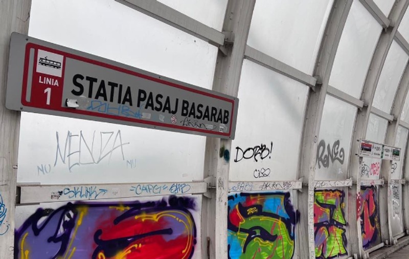 Stația de tramvai de la Pasajul Basarab, curățată de voluntari. Era plină de mizerie și grafitti - VIDEO