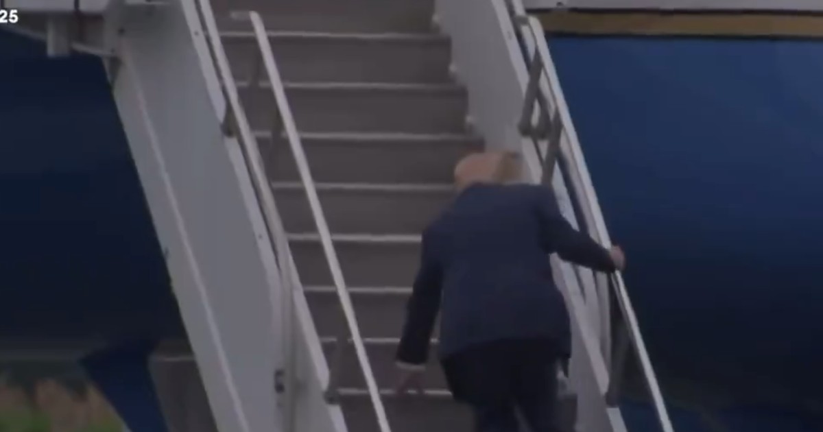 Donald Trump s-a împiedicat
