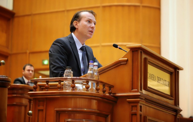 UPDATE | Moţiunea de cenzură, citită în Parlament, cu sala aproape goală şi în absenţa premierului Viorica Dăncilă şi a miniştrilor