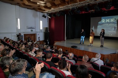 Cristian Mungiu, alături de translator și de actrița Orsolya Moldovan, în fața spectatorilor de la Ditrău
