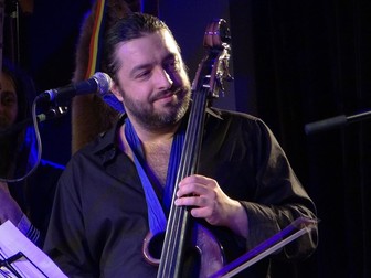 Violoncelistul Adrian Naidir se află în timpul unui concert